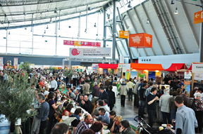 start_2011-messehalle_mit_langer_tafel.jpg