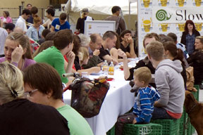 aktionen-gaeste_an_der_tafel.jpg aktionen-gaeste_an_der_tafel.jpg