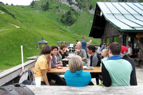 kinder-_und_jugendliche-besprechung_aussichtsterras.jpg kinder-_und_jugendliche-besprechung_aussichtsterras.jpg
