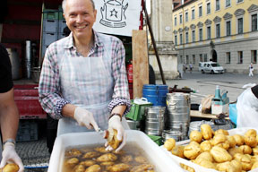 aktuelles-aktuelles_2012-1_kartoffeln_waschen.jpg aktuelles-aktuelles_2012-1_kartoffeln_waschen.jpg