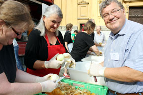 aktuelles-aktuelles_2012-2_schnippeln.jpg aktuelles-aktuelles_2012-2_schnippeln.jpg
