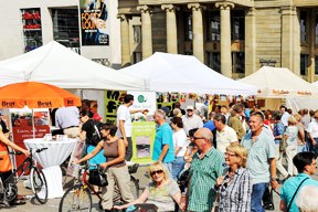 aktuelles-aktuelles_2013-besucher_schhlossplatz_brot_.jpg