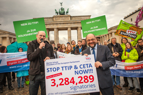 aktuelles-aktuelles_2015-ttip_unterschriften_schulz_288.jpg