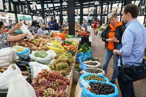 aktuelles-aktuelles_2018-einkaufen-der-zutaten-auf-dem-pazar-i-ri-in-tirana_kuebke-und-kola_c-deutsche-botschaft-albanien.jpg