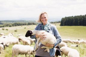 aktuelles-aktuelles_2018-portrait-petra-waehning-mit-schaf_288.jpg