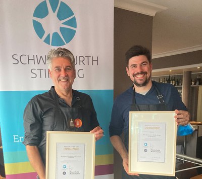 Drei Köch*innen der Chef Alliance von Slow Food mit der Tierschutz-Kochmütze der Schweisfurth Stiftung ausgezeichnet