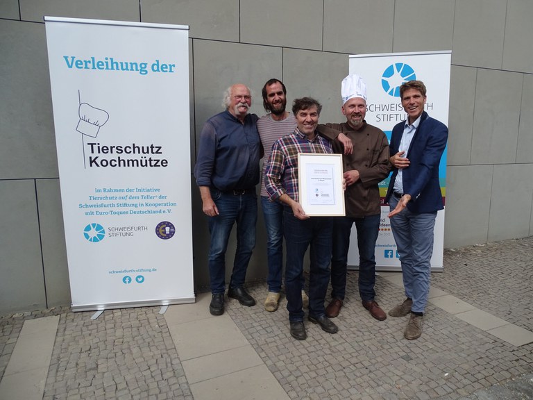 Das Weissenstein in Kassel mit der „Tierschutz-Kochmütze“ ausgezeichnet - Küchenchef ist René Müller von der Chef Alliance in Deutschland Das Weissenstein in Kassel mit der „Tierschutz-Kochmütze“ ausgezeichnet - Küchenchef ist René Müller von der Chef Alliance in Deutschland