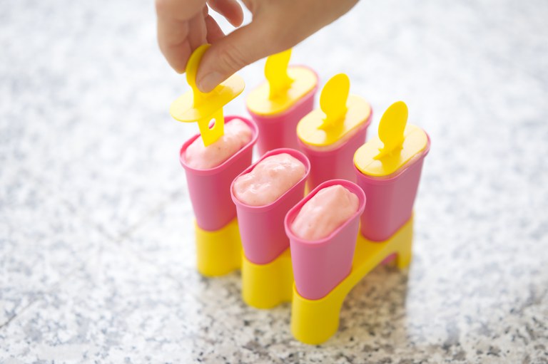 Neues aus der Dienstagsküche: Joghurt-Himbeer-Walderdbeer-Eis am Stiel