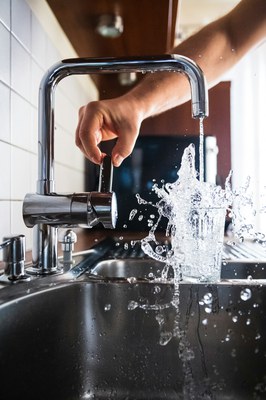 Von Trinkwasser und Mineralwasser: Die Wahl zwischen Flasche und Hahn