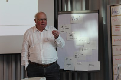 Dr Hanns Kiepkamp bei einem Workshop (c) Katrin Schießl Dr Hanns Kiepkamp bei einem Workshop (c) Katrin Schießl .JPG
