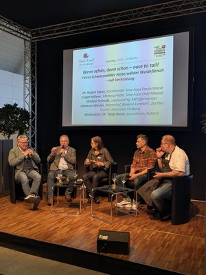 Podium "Nose to tail – Schwarzwälder Hinterwälder Weidefleisch“ mit Rupert Ebner, Johannes Wiesler (Bioland), Tanja Busse, Michael Schmid (Cowfunding Freiburg), Jürgen Hühner (CA) (c) Marleen Busche