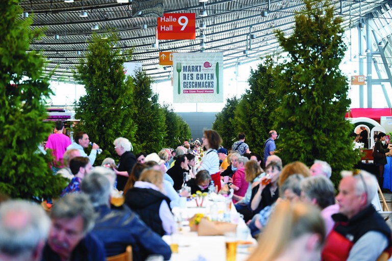 Die Lange Tafel bei der Slow Food Messe 2026 (c) Franziska Kraufmann Messe Stuttgart .jpg