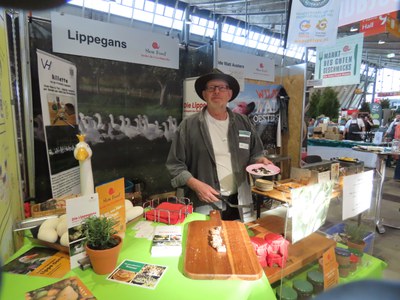 Gert Dirkwinkel mit Arche-Passagier Lippegans (c) Monica Commandeur