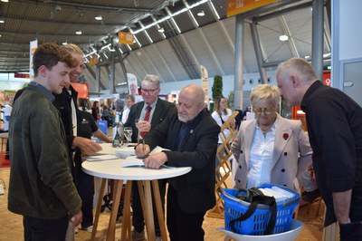 Signierstunde mit Renate Künast und Bernward Geier am Slow Food Stand, Buch “Nutztiere - mehr als eine Frage der Haltung" (c) SFD