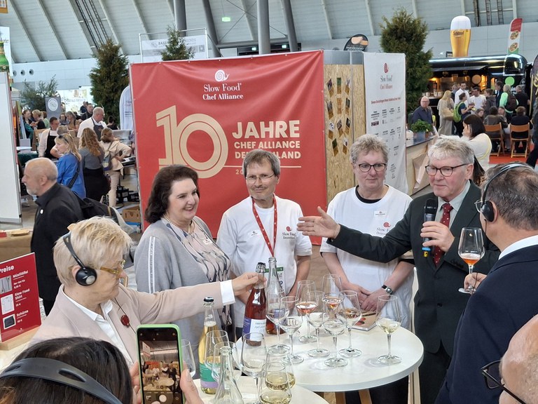 Weinverkostung bei der Slow Food Messe 2026 Vorstand SFD und Bundesministerin a.D. Renate Künast (c) Sabrina Buchholz.jpg