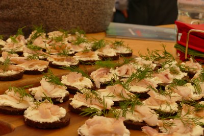 Tag der Fische 2026, Häppchen mit geräuchertem Fisch © Frank Buchholz Häppchen mit Frischkäse, geräuchertem Fisch und Dill auf dunklem Brot