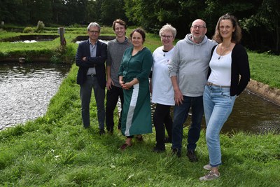 Referent*innen beim Tag der Fische 2026 an den Forellenteichen, (vlnr) Manfred Kriener Autor, Jannick Rohrer FairFish Schweiz, Katharina Benecke Forellenzucht Behnecke, Sabrina Buchholz SFD, Gert Dirkwinkel Fiko, Claudia Nathansohn SFD © Slow Food Deutschland Sechs Personen stehen lächelnd am Ufer eines Forellenteichs