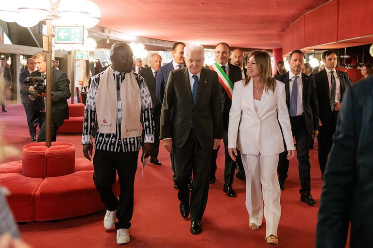 Präsident der Italienischen Republik Sergio Mattarella bei der Eröffnungsfeier mit Slow-Food-Präsident Edie Mukiibi IMG_8348.JPG