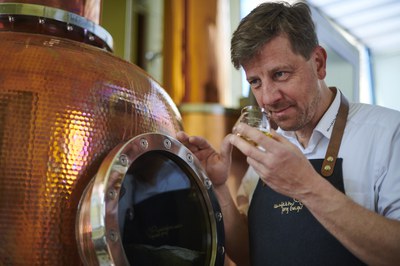 Jörg Geiger bei der Verkostung von in Wasser destillierten Hydrolaten.jpg