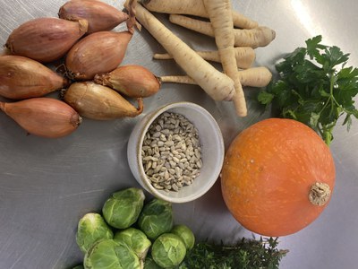 Neues aus der Dienstagsküche: Hokkaidokürbis mit confierter Wurzelpetersilie, Rosenkohl-„Gremoulata“ & Thymian Beurre blanc