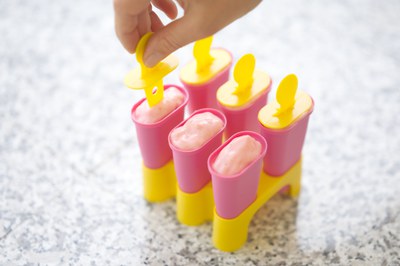 Neues aus der Dienstagsküche: Joghurt-Himbeer-Walderdbeer-Eis am Stiel