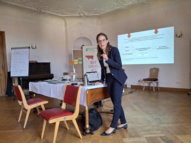 Vortrag zur Lebensmittelverschwendung von Prof. Dr. Maren Jakob im Rokokosaal Schloss Kirchberg (c) Sabrina Buchholz.jpg