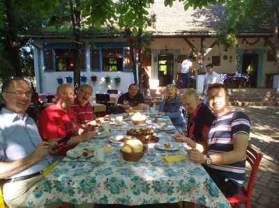 Gruppe 2019 im nordserbischen Bauernhof (c) Herbert Ehinger.jpg