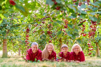 Amorella-Kirsch-Familie-liegend_5020_2000px- (c) Amorella Kirsch-Manufaktur.jpg