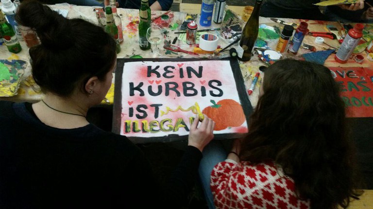 Auch nicht-patentiertes Saatgut sollte frei verkäuflich bleiben, darauf soll dieses „Kein Kürbis ist illegal“-Plakat hinweisen. Die Fuldaer Gruppe nahm damit an der großen „Wir haben es satt“-Demo in Berlin teil (c) Arthur Schulz.jpg