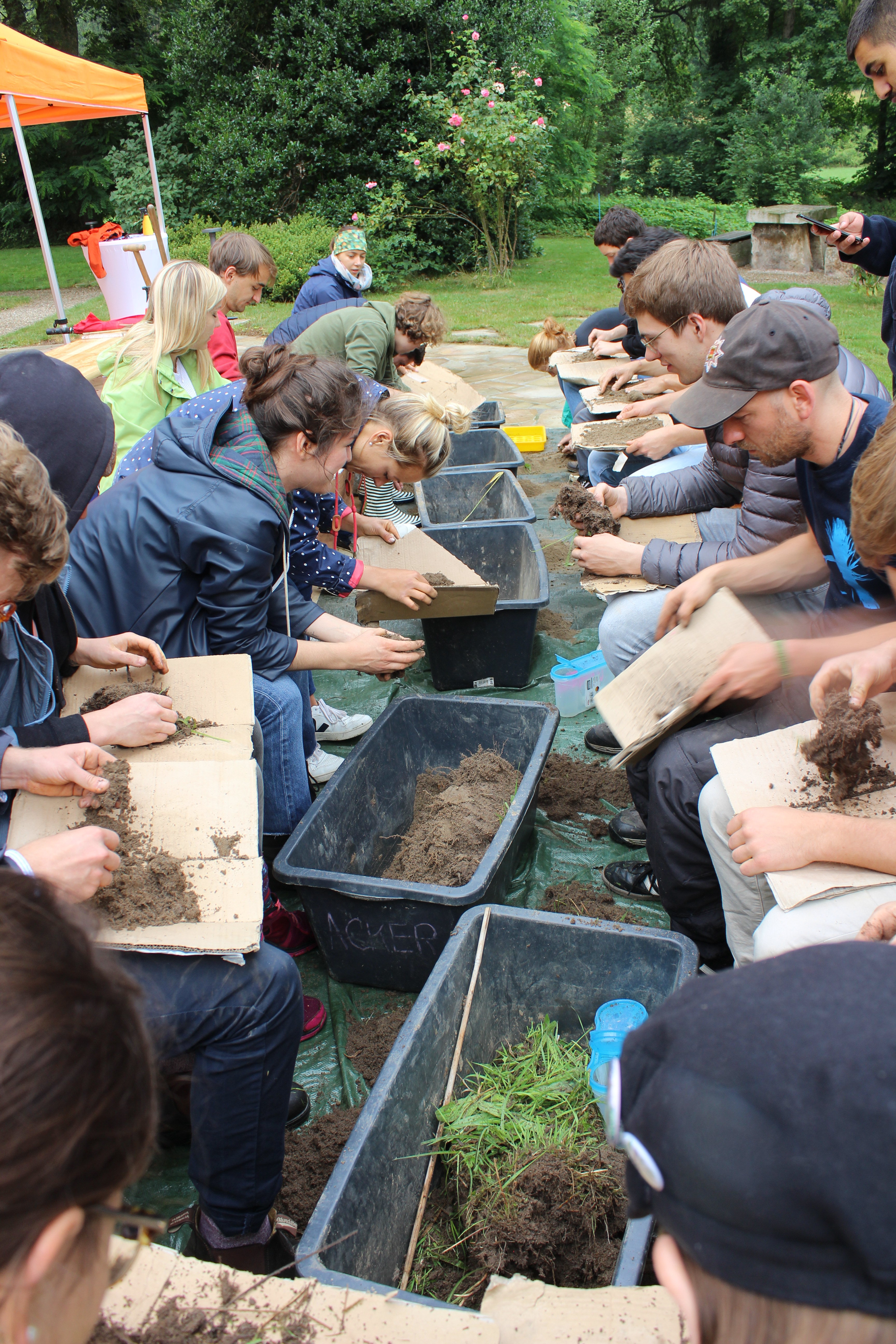 Teilnehmende erforschen den Boden (c) Slow Food.JPG