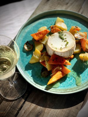 Angebackene Ziegenrolle mit Lärchennadelhonig auf warmem Kartoffel-Butternut-Salat mit Zitronenthymian