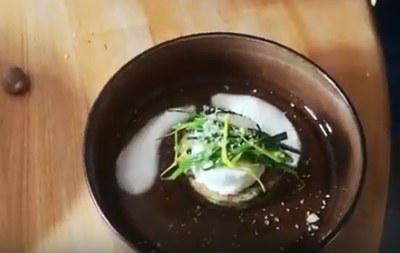 Bärlauchsemmelknödel mit pochiertem Landei und gebackenem Lauch