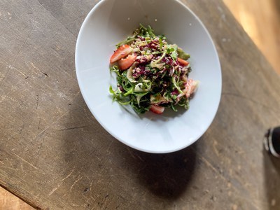 Bittersüßer Juni-Juli-Salat mit Quinoa