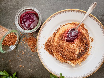 Buttermilchpfannkuchen mit Schlehengelee und süßen Bröseln