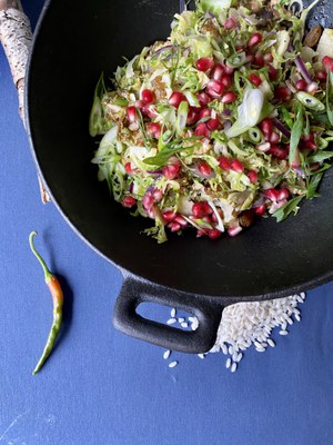 Orientalisches Rosenkohl-Wok-Gemüse mit Ingwer, Rosinen und Walnüssen