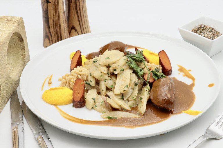 Schwarzwurzel - Schweinebacke - Weizenkorn Risotto und geschmorte Karotte(c) Johannes Diem