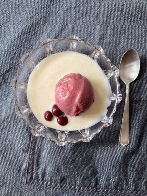 Sauerkirschen-Sorbet mit Kardamom-Vanillesauce