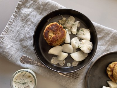 Glasierte Mairübchen mit Kichererbsen-Laiberl und Remoulade