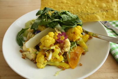 Blumenkohlsalat mit Weizen und Curry