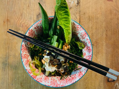 Grüner Gemüsesalat mit körnigem Frischkäse und gerösteten Kernen