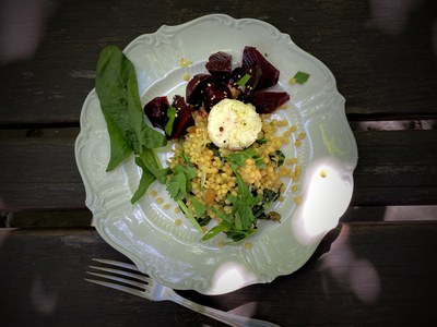 Lauwarmer Spinatnudelsalat mit Beten, Schafs-Ricotta und geröstetem Sesam
