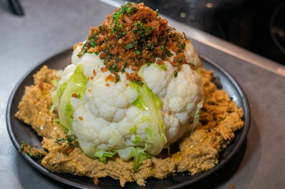 Neues aus der Dienstagsküche: Gekochter Blumenkohl mit Bärlauch-Brotkrumen-Knusper, Linsen-Hummus und Olivenöl