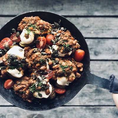 Geräucherte Bohnen-Bolognese auf Hasselback-Kartoffeln mit Kürbiskern-Crunch