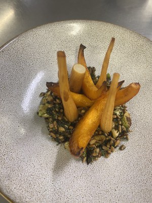 Neues aus der Dienstagsküche: Hokkaidokürbis mit confierter Wurzelpetersilie,  Rosenkohl-„Gremoulata“ & Thymian Beurre blanc