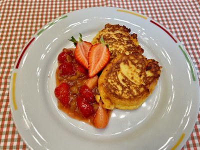 Kartoffelplätzchen mit „Quarkkeulchen“ und Erdbeer-Rhabarberkompott (c) Stefan Hässelbarth