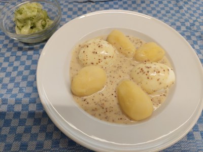 Senf-Eier vom "Bruder-Ei" mit Gurkensalat