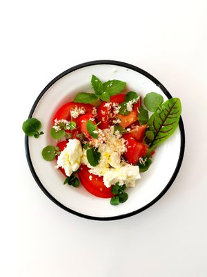 Tomatensalat mit Brunnenkresse und frischem Meerrettich