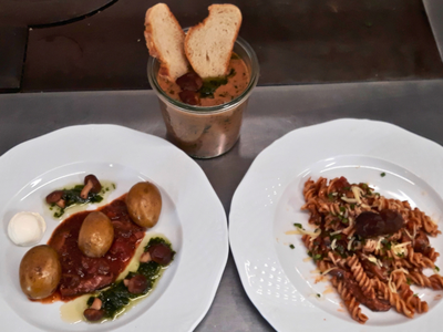 Drei Serviervorschläge für die Pilz-Bolognese Drei Gerichte nebeneinander: Kartoffeln mit Pilz-Bolognese, Kräuterpesto und Schmand, ein Eintopf im Glas mit Brot sowie Fusilli mit Pilz-Bolognese und Käse