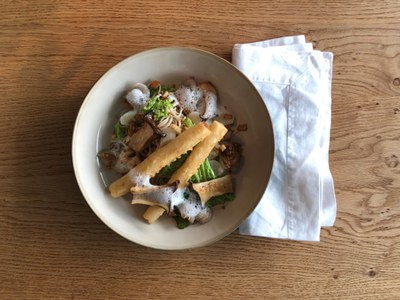 Schwarzwurzeltempura mit Ingwerschalotten, Buchweizennudeln, Kohl und Pilzen Schwarzwurzeltempura mit Ingwerschalotten, Buchweizennudeln, Kohl und Pilzen