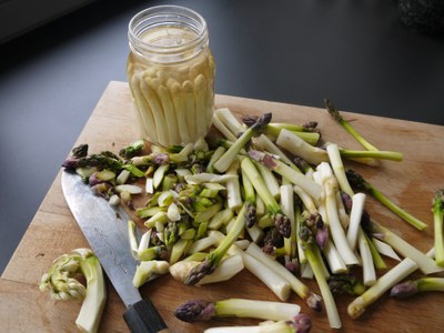 Fermentierter Spargel mit Estragon und Orangenschale